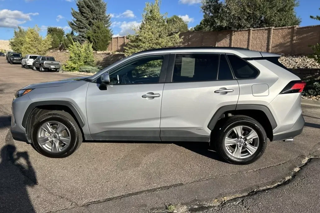 2024 Toyota RAV4 Hybrid XLE photo 1