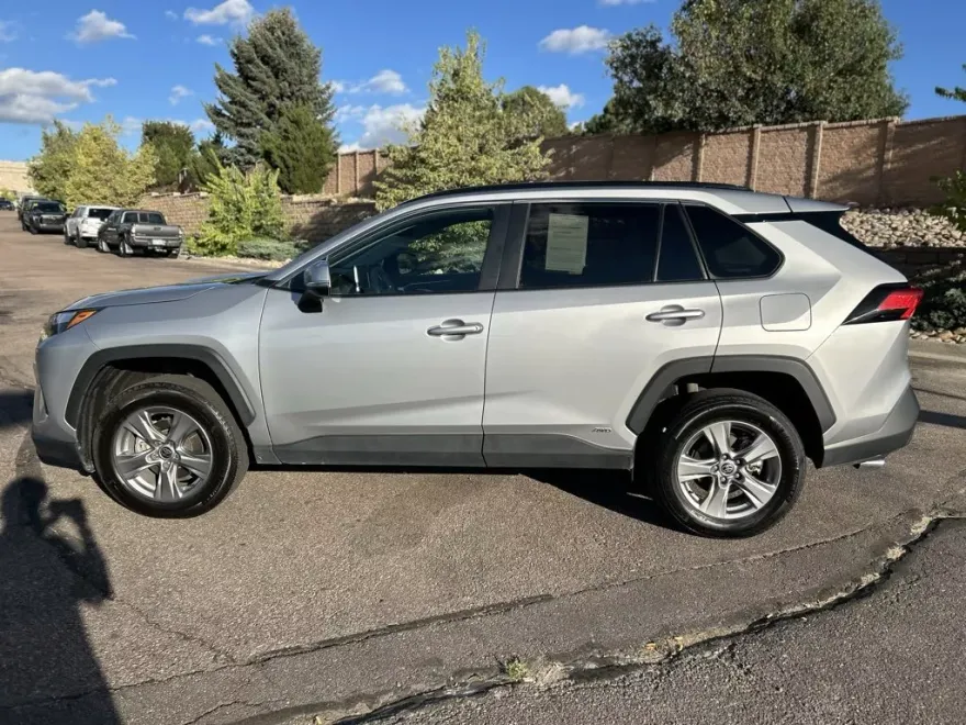 2024 Toyota RAV4 Hybrid XLE photo 1