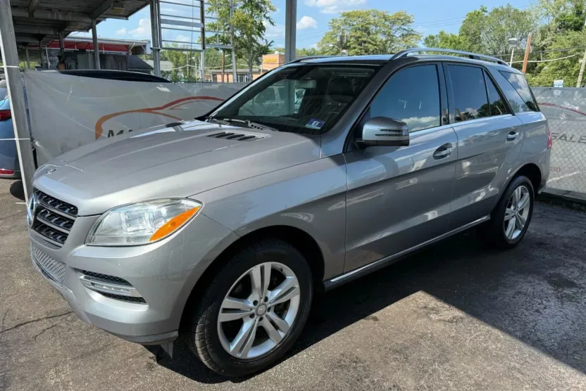 2015 Mercedes Benz ML 4MATIC photo 1