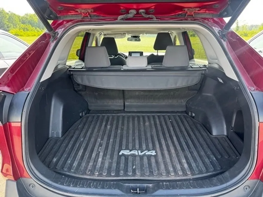 2021 Toyota RAV4 XLE photo 7