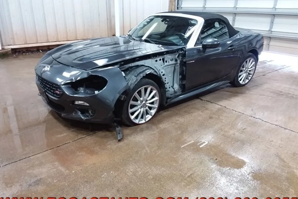 2017 Fiat 124 Spider Lusso photo 1