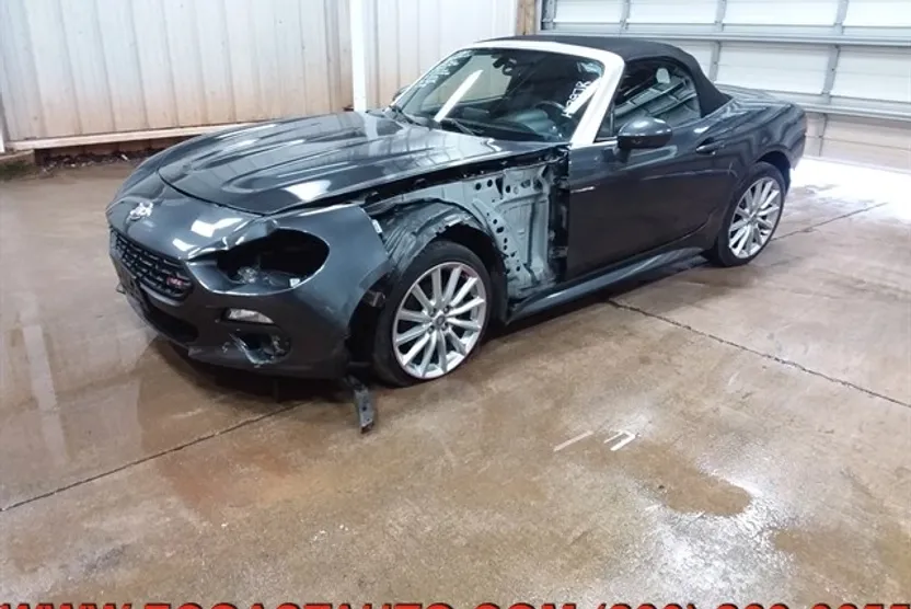 2017 Fiat 124 Spider Lusso photo 1