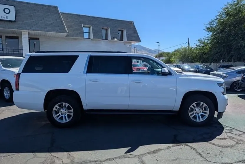 2018 Chevrolet Suburban LT photo 1