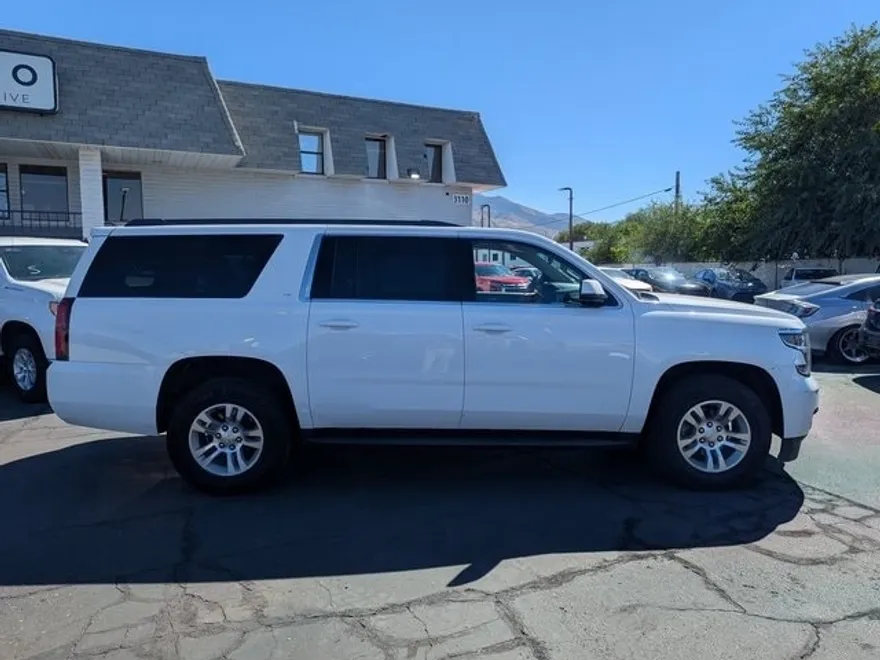2018 Chevrolet Suburban LT photo 1