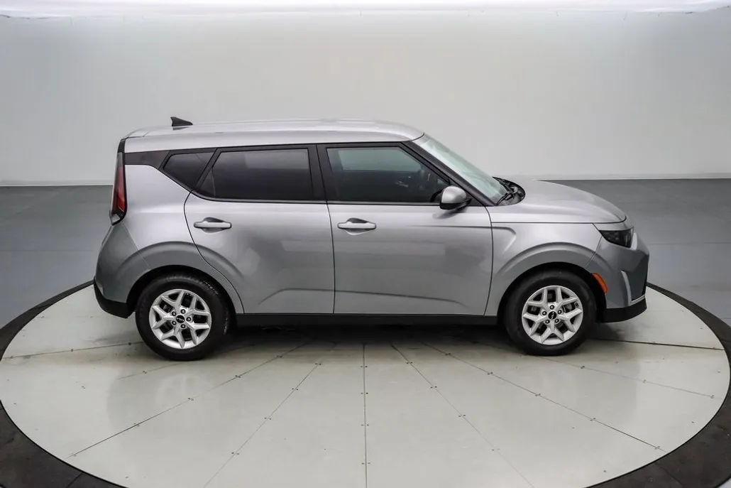 2023 Kia Soul LX photo 1