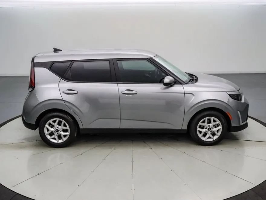 2023 Kia Soul LX photo 1