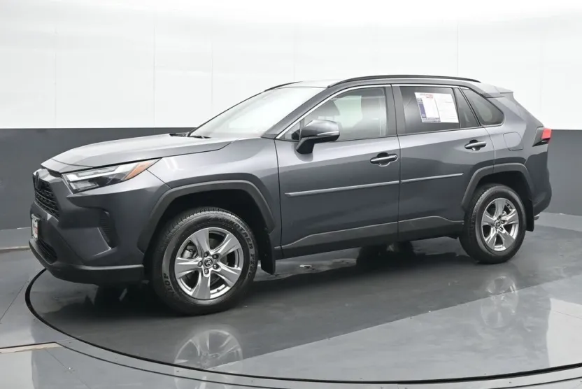 2023 Toyota RAV4 XLE photo 1