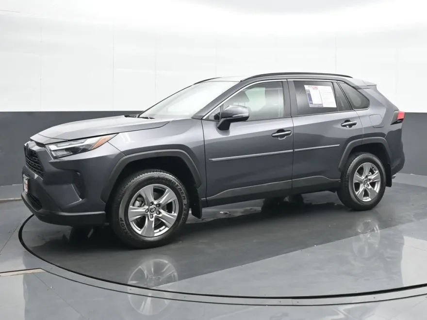 2023 Toyota RAV4 XLE photo 1