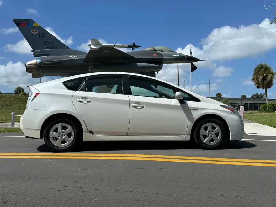 2011 Toyota Prius Three photo 1