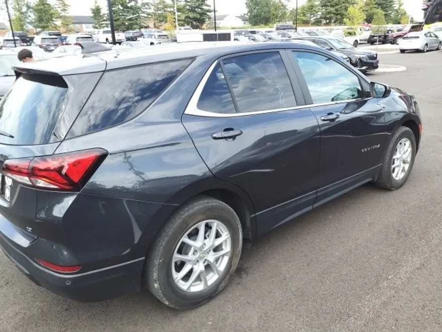 2022 Chevrolet Equinox LT photo 1