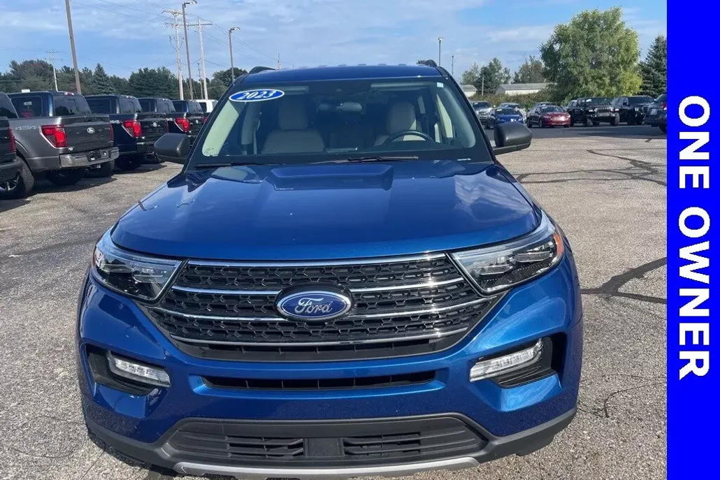2023 Ford Explorer XLT photo 1