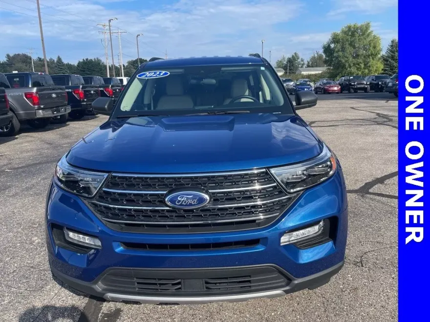 2023 Ford Explorer XLT photo 1