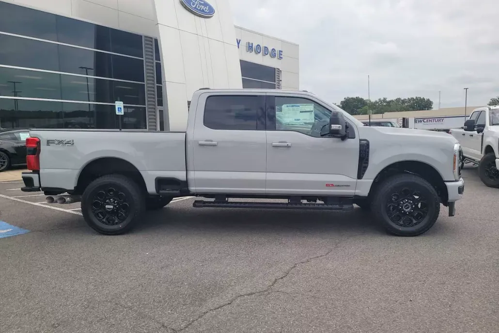 2025 Ford F-350 Lariat photo 1