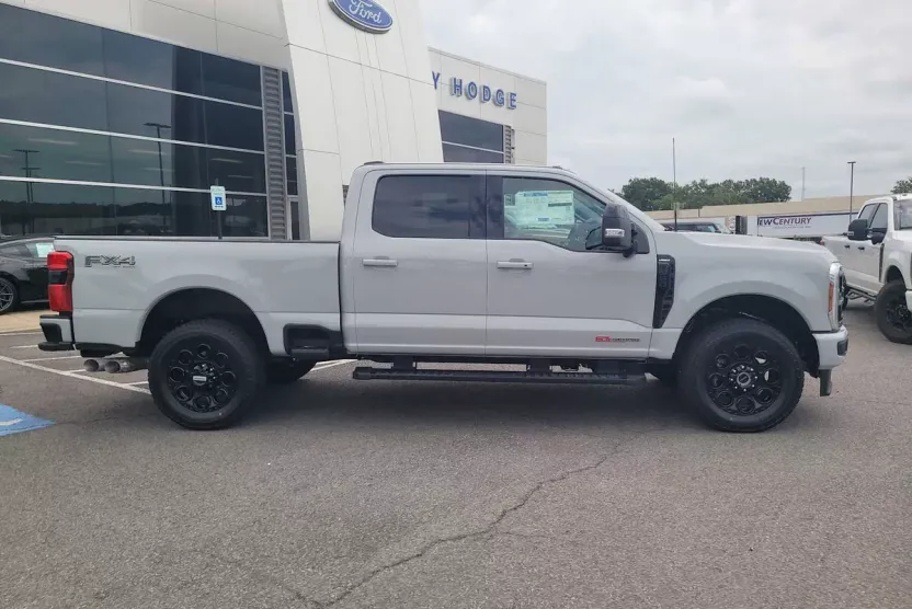 2025 Ford F-350 Lariat photo 1