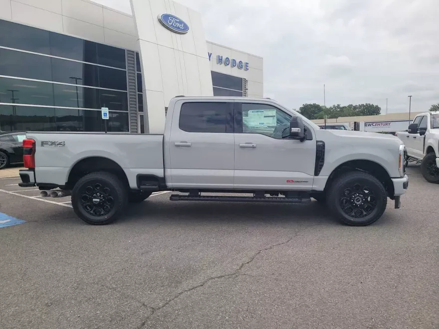 2025 Ford F-350 Lariat photo 1