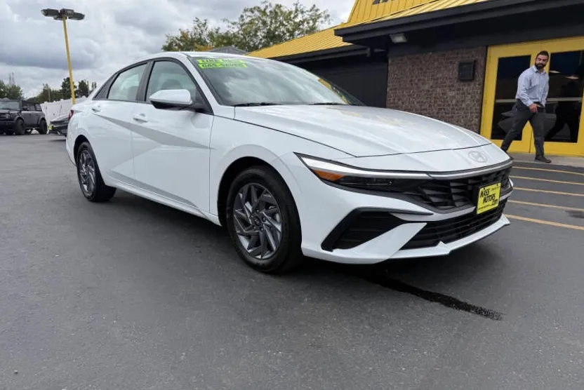 2024 Hyundai Elantra SEL photo 1