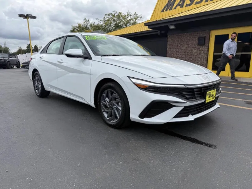 2024 Hyundai Elantra SEL photo 1