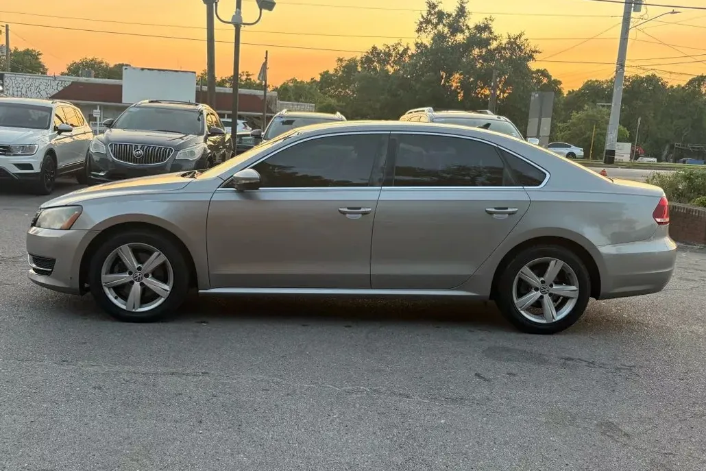 2012 Volkswagen Passat SE photo 1