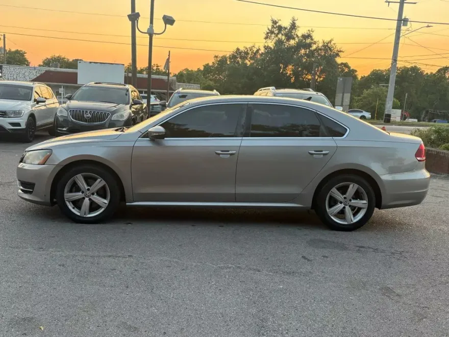 2012 Volkswagen Passat SE photo 1