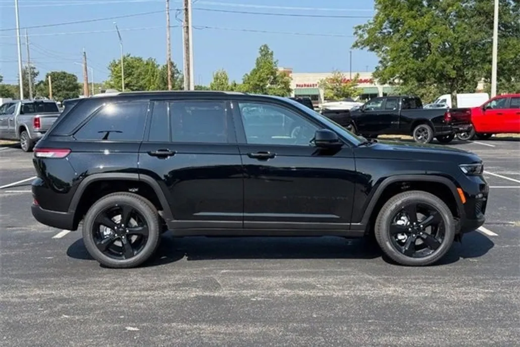 2025 Jeep Grand Cherokee Limited photo 1