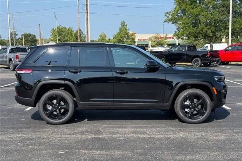 2025 Jeep Grand Cherokee Limited photo 1