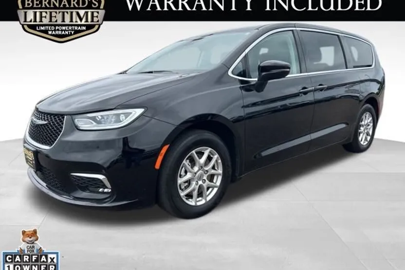 2024 Chrysler Pacifica Touring L photo 1