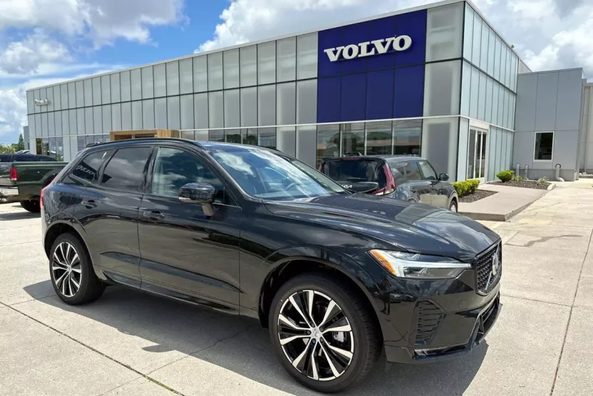 2025 Volvo XC60 B5 Plus photo 1