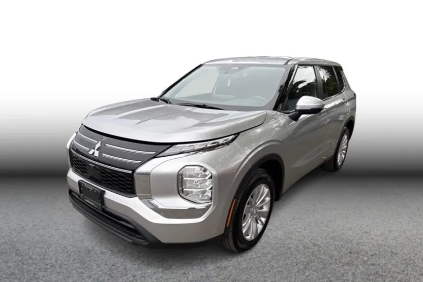 2025 Mitsubishi Outlander ES photo 1