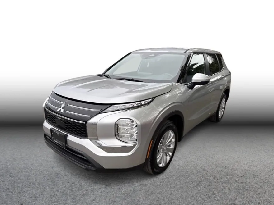 2025 Mitsubishi Outlander ES photo 1