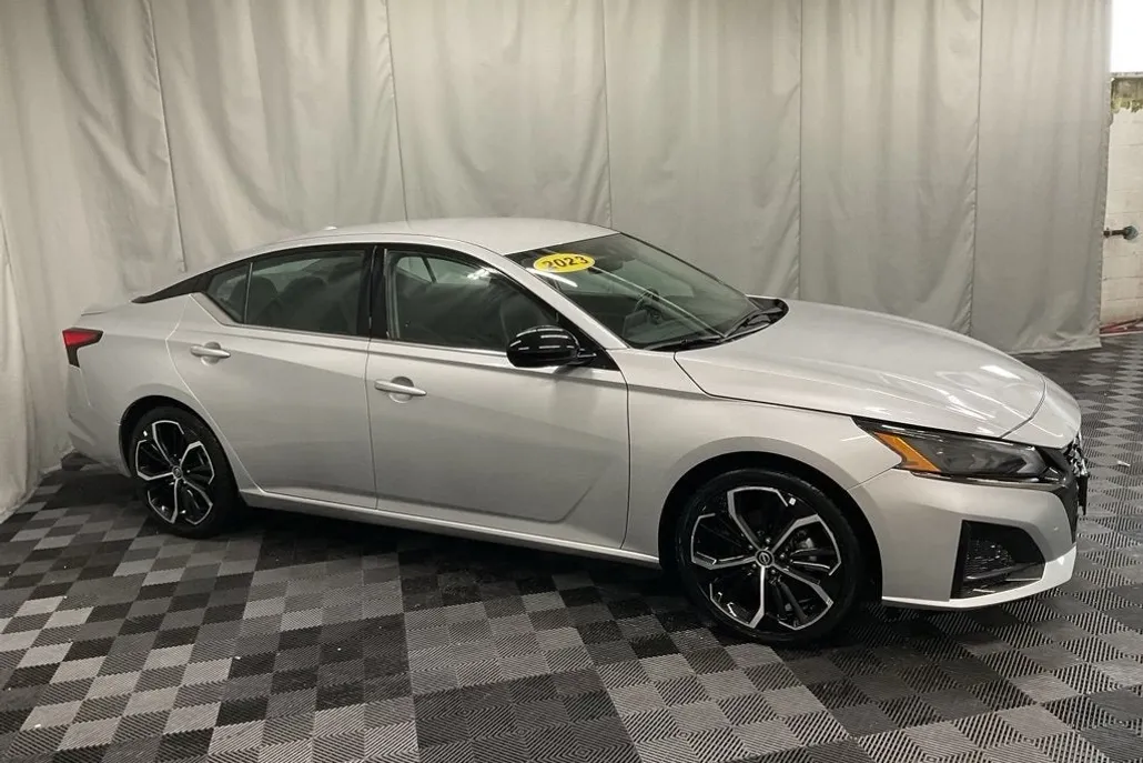 2023 Nissan Altima 2.5 SR photo 1