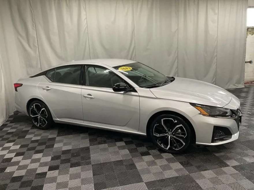 2023 Nissan Altima 2.5 SR photo 1