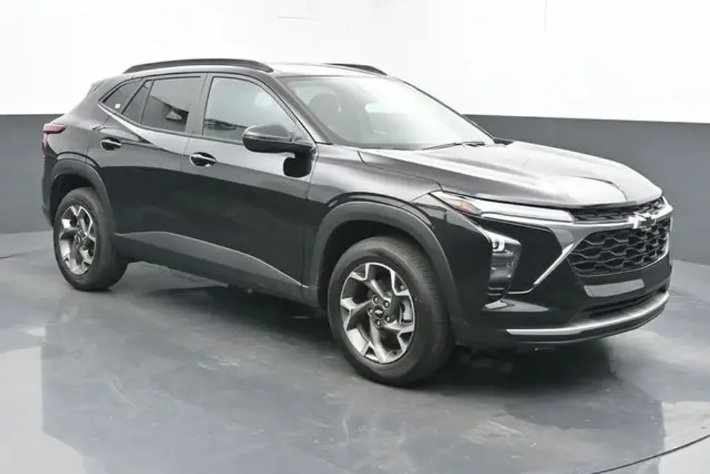2025 Chevrolet Trax LT photo 1
