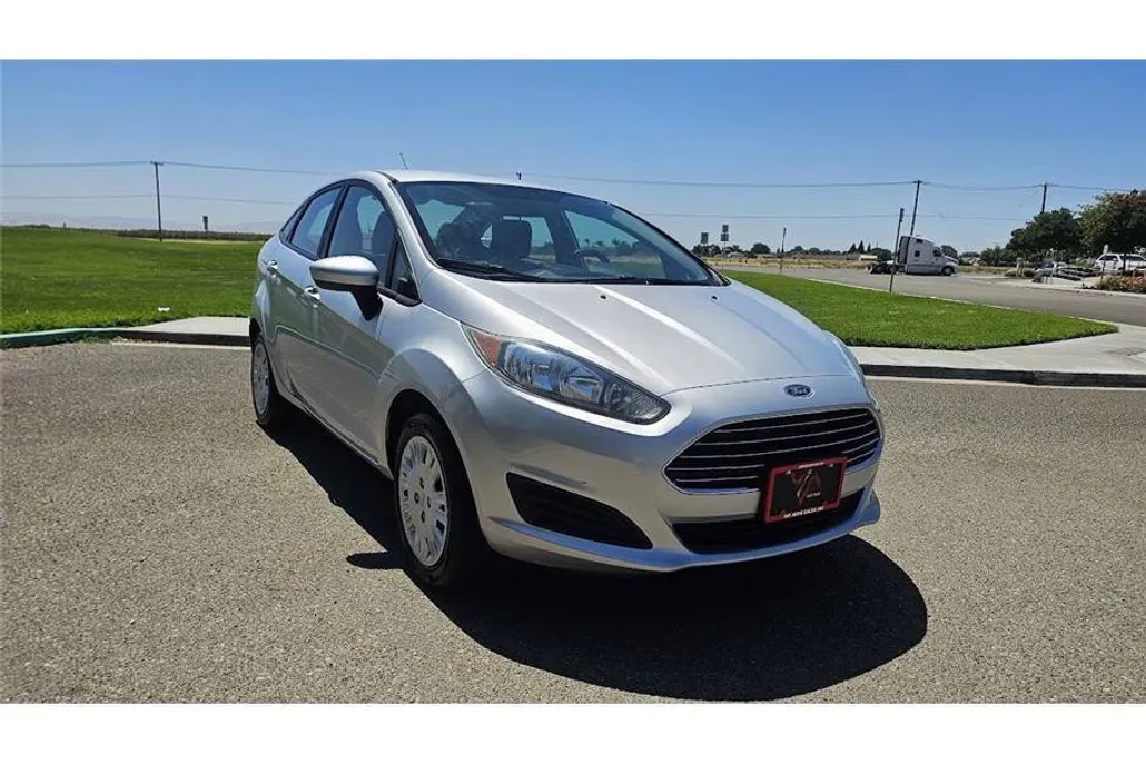 2015 Ford Fiesta S photo 1
