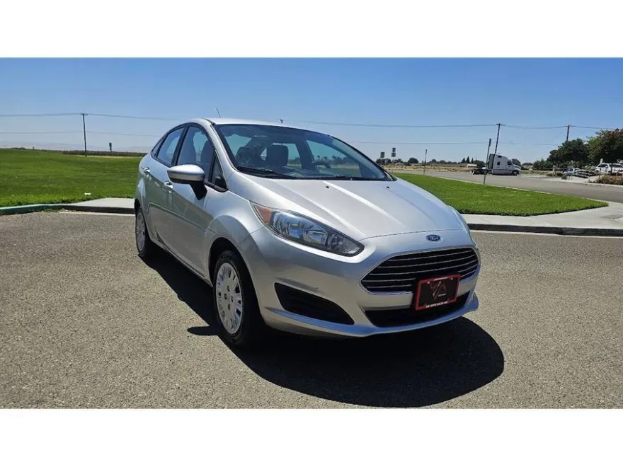 2015 Ford Fiesta S photo 1