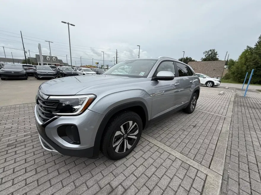2024 Volkswagen Atlas Cross Sport SE photo 1