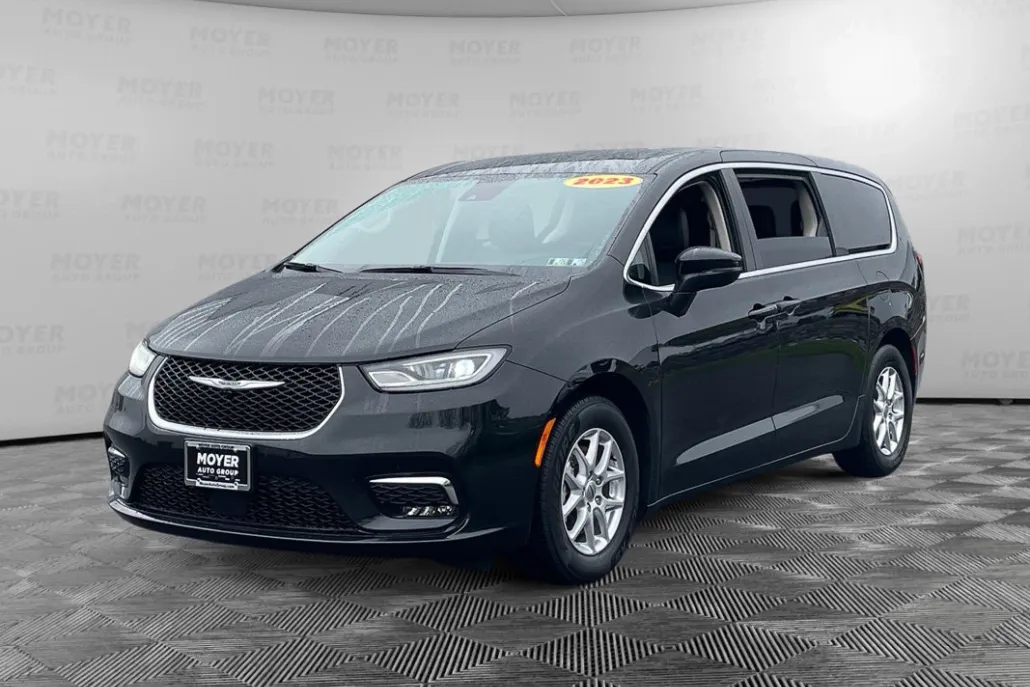 2023 Chrysler Pacifica Touring L photo 1