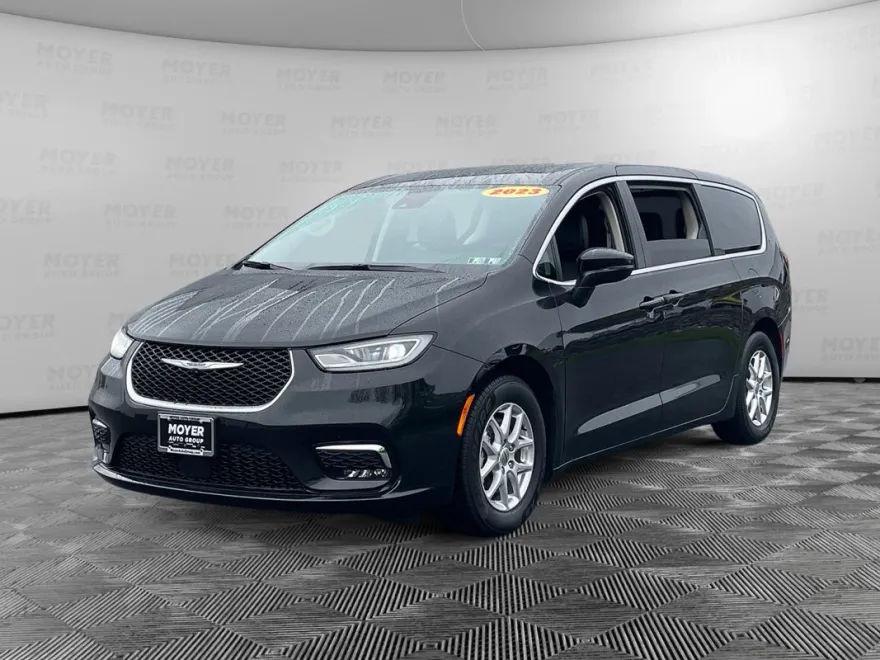 2023 Chrysler Pacifica Touring L photo 1