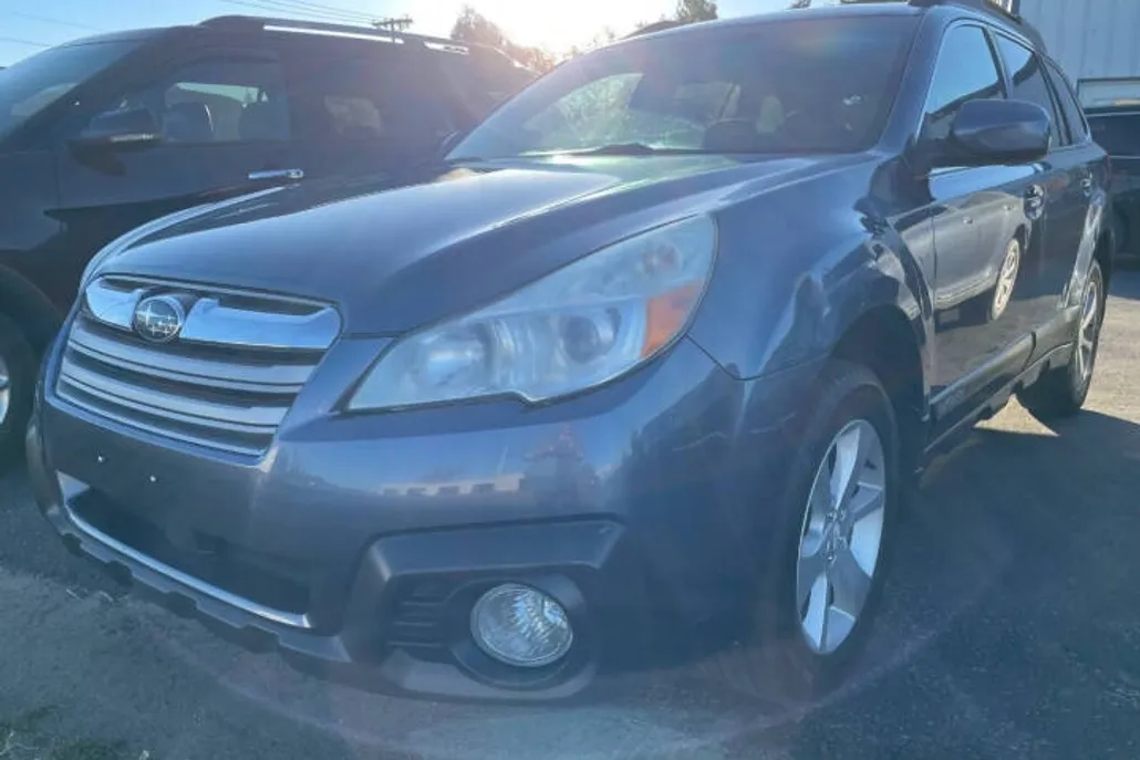 2014 Subaru Outback 2.5i Premium photo 1