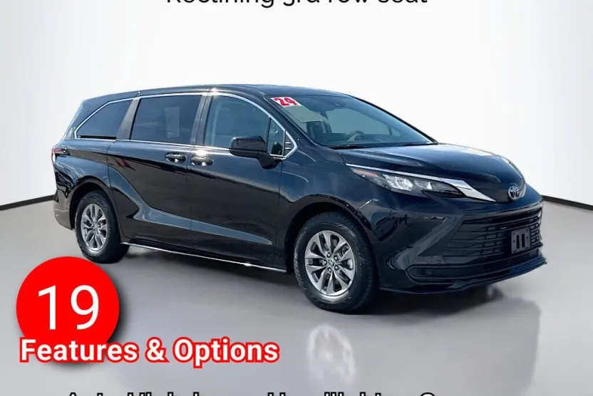 2024 Toyota Sienna LE photo 1