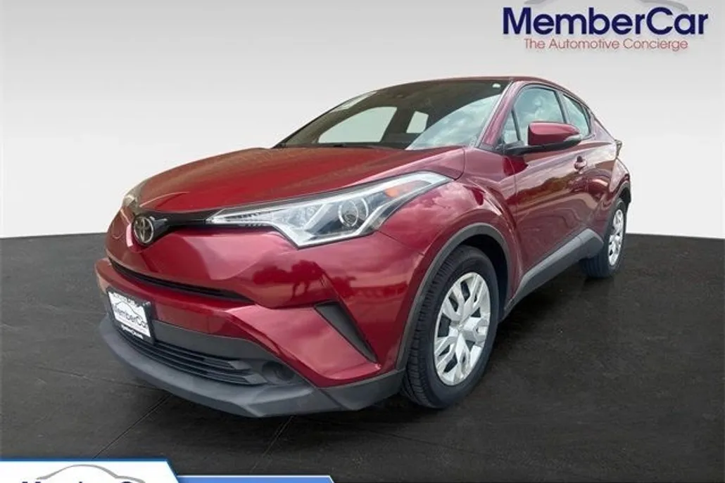 2019 Toyota C-HR LE photo 1