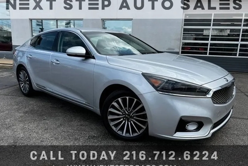 2017 Kia Cadenza Premium photo 1