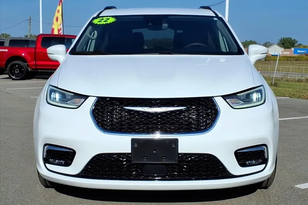 2022 Chrysler Pacifica Touring L photo 1