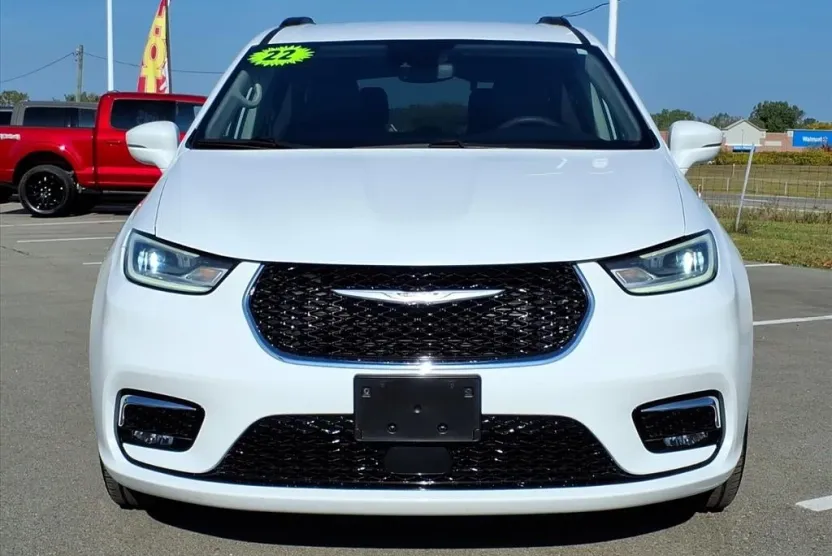 2022 Chrysler Pacifica Touring L photo 1