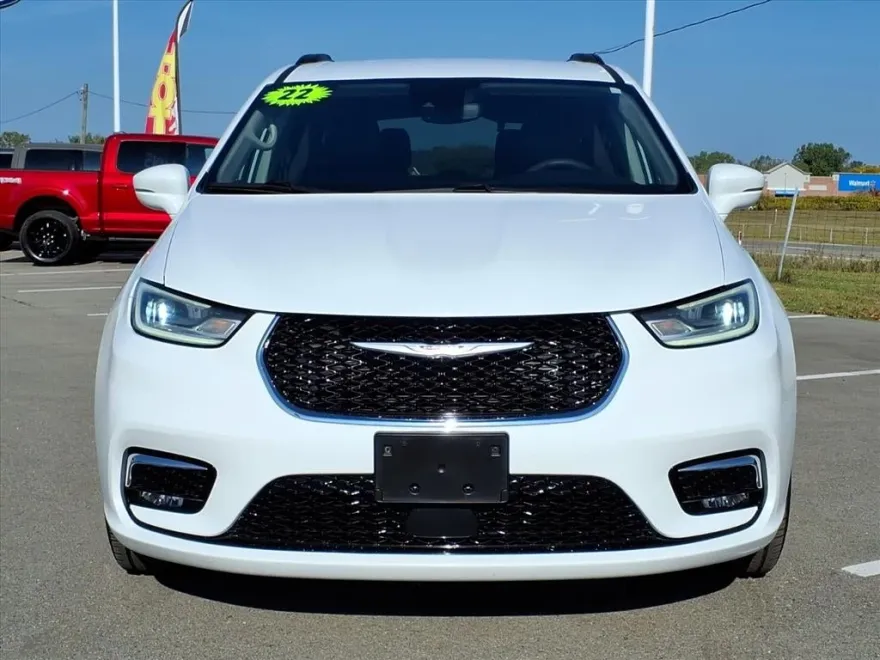 2022 Chrysler Pacifica Touring L photo 1