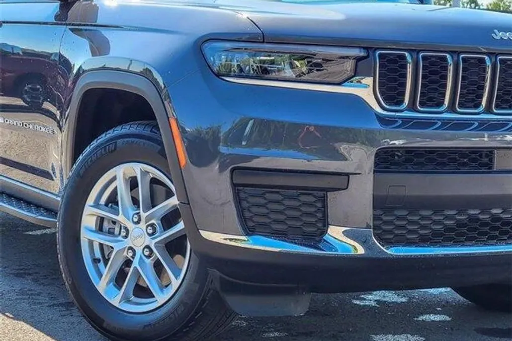 2024 Jeep Grand Cherokee Laredo photo 1