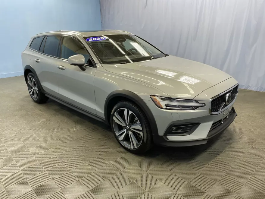 2025 Volvo V60 Cross Country Plus photo 1