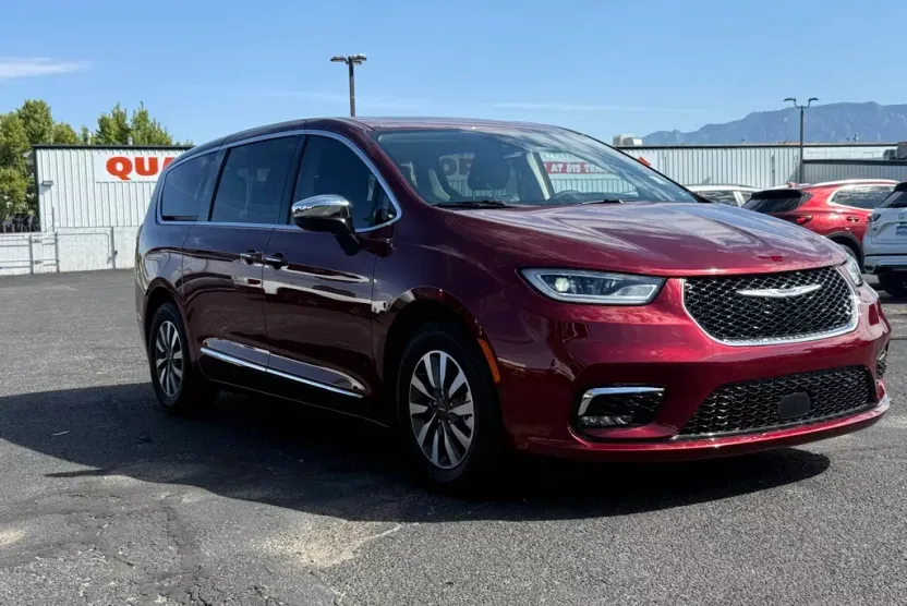 2023 Chrysler Pacifica Hybrid Limited photo 1