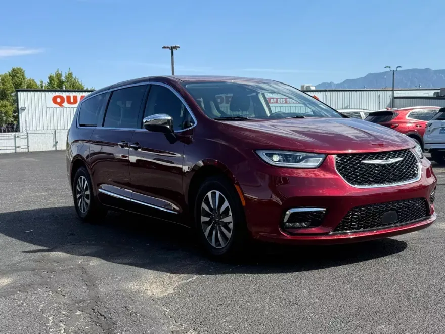 2023 Chrysler Pacifica Hybrid Limited photo 1