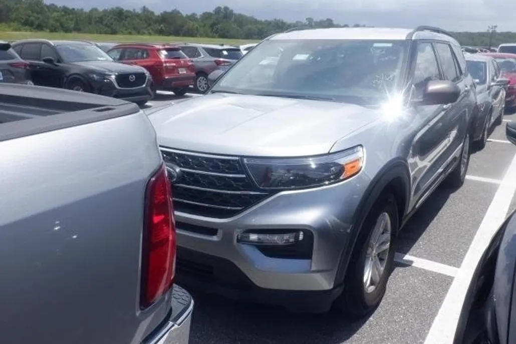 2023 Ford Explorer XLT photo 1