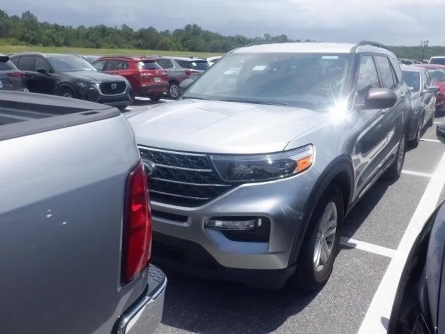 2023 Ford Explorer XLT photo 1